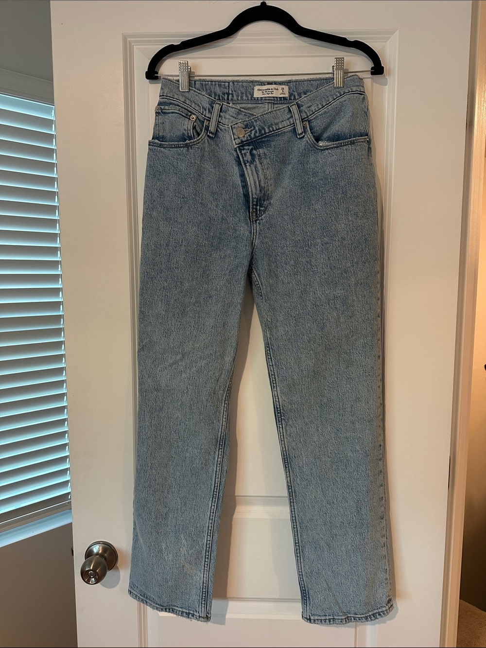Abercrombie & Fitch Light Blue High-Rise Straight Jeans - Size 28/6